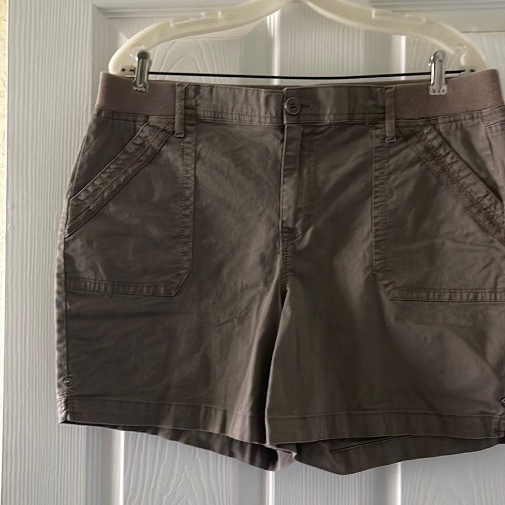 Gloria Vanderbilt cargo shorts w/elastic waistband, belt loops & pockets. Sz 12.
